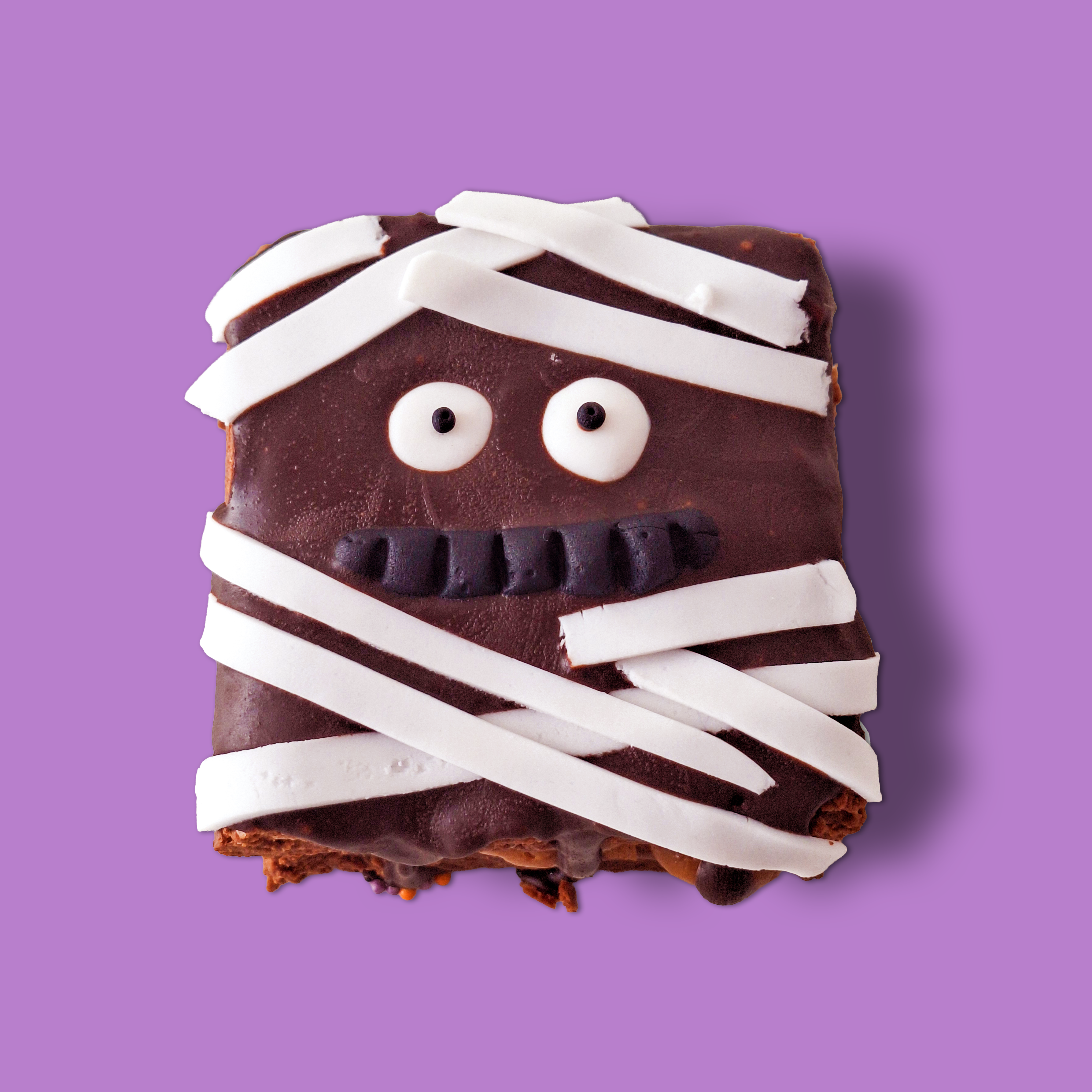 Mini brownie cake decorated like a mummy2